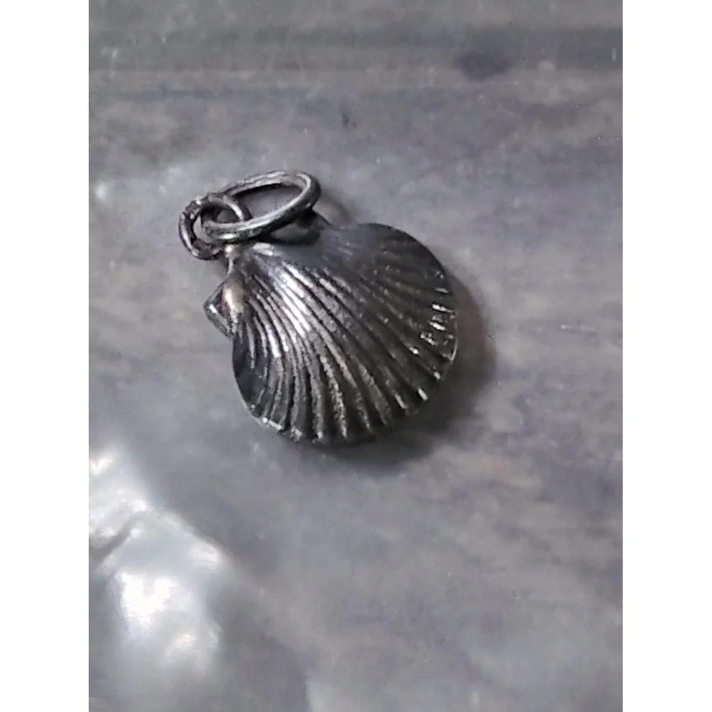 N/A seashell charm